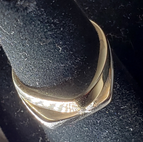 14kt tension set solitaire diamond ring. - Picture 7 of 7